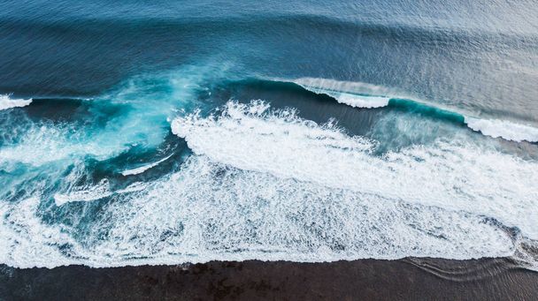 Ilmakuva valtavista valtameriaalloista. Panoraama drone kuva. Sininen tausta, tyhjä tila
 - Valokuva, kuva