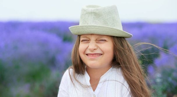 Mädchen Kind ist im Lavendelfeld, schöne Sommerlandschaft - Foto, Bild