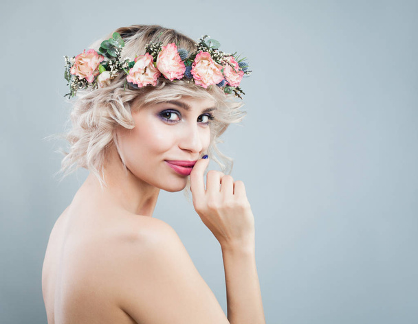 Joyeux modèle souriant femme portant couronne de fleurs. Cheveux bouclés
 - Photo, image