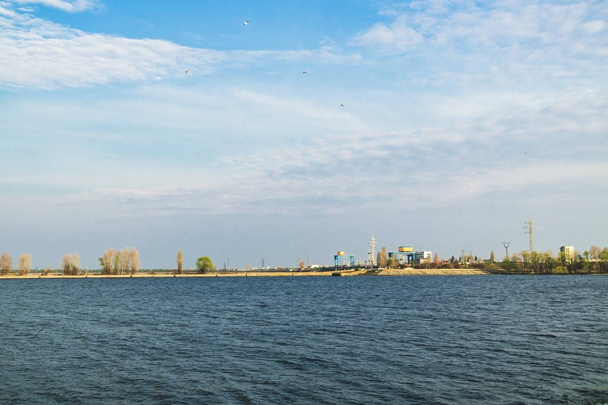 Centrale sur le réservoir de Kiev - vue panoramique
. - Photo, image