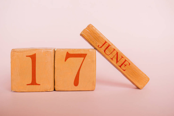 17. června. Den 17 měsíců, ručně vyrobený dřevěný kalendář na moderním barevném pozadí. letní měsíc, koncept roku - Fotografie, Obrázek
