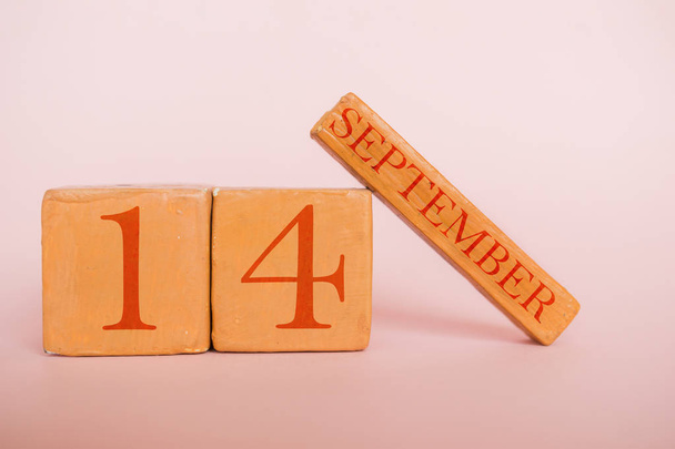 9月14日月の14日、現代的な色の背景に手作りの木のカレンダー。秋の月、1日のコンセプト - 写真・画像