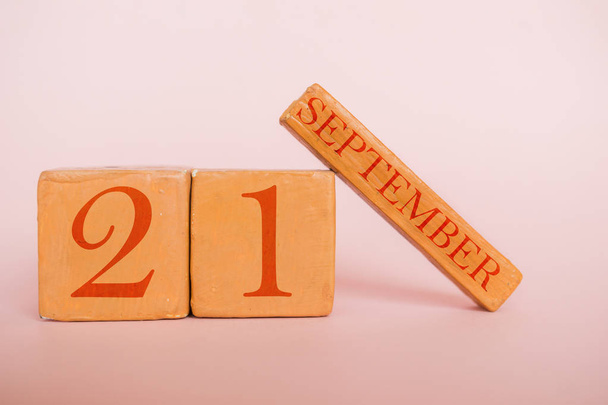 21. září, den 20 měsíců, ručně vyrobený dřevěný kalendář na moderním barevném pozadí. podzimního měsíce, den v roce - Fotografie, Obrázek