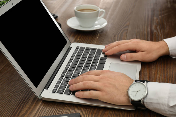Dolgozó ember laptop az asztalnál, closeup. Tervezéshely - Fotó, kép