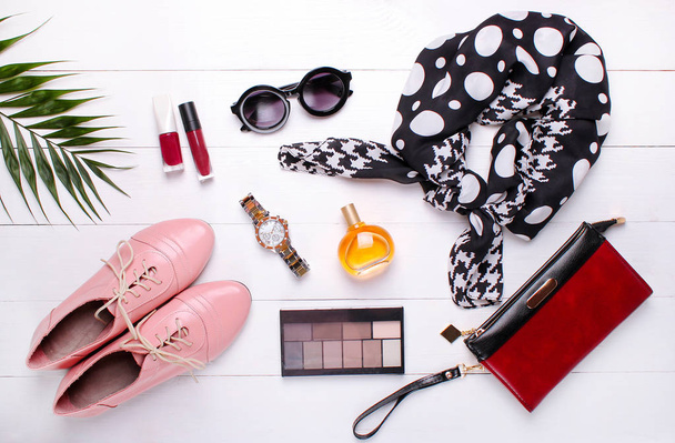 Modeschuhe, schöner Schal und Sonnenbrille auf weißem Hintergrund - Foto, Bild