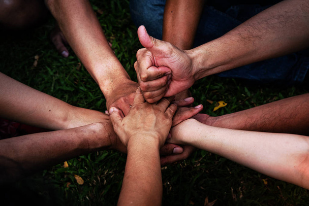 Людські руки торкаються один одного, знак і символ влади, командна робота, єдність, концепція співпраці
 - Фото, зображення