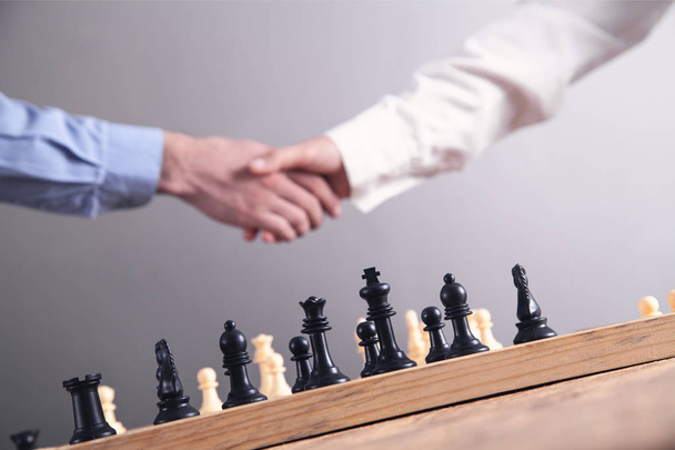 Geschäftsleute schütteln Hände. Schachspiel - Foto, Bild