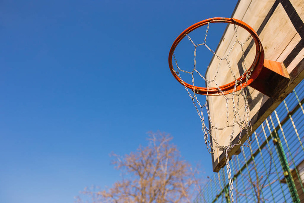 ストリートバスケットボールゲームのための住宅地のバックボードとバスケットボールフープ、アウトドアスポーツやレクリエーション、都市環境、レトロな色調の画像 - 写真・画像