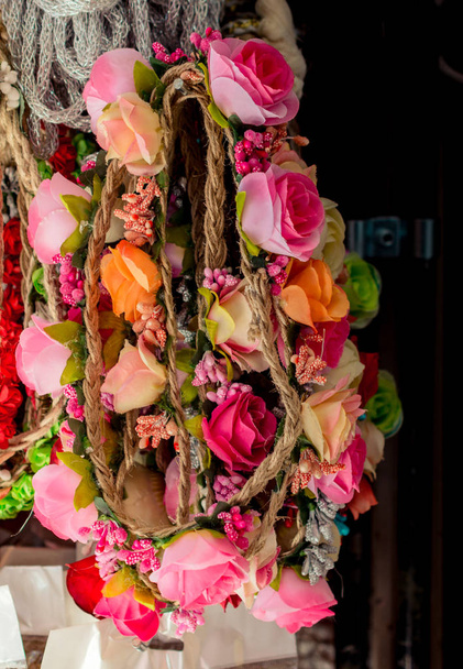 барвисті коронки для продажу з підроблених квітів
 - Фото, зображення