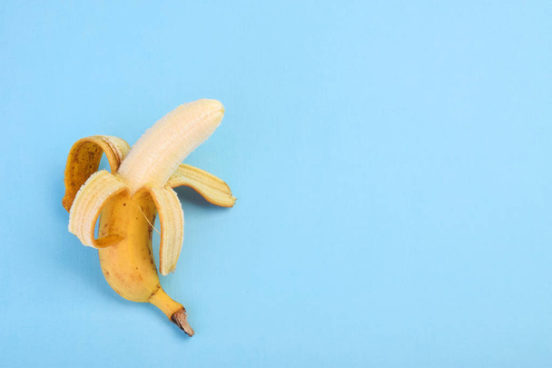 Banán kék háttéren felülnézet - Fotó, kép