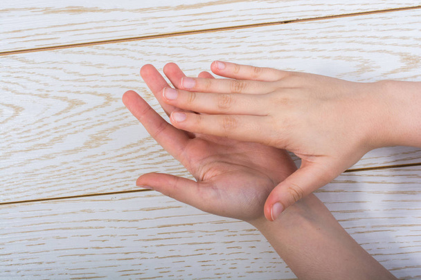 Handen maken een gebaar op houten achtergrond - Foto, afbeelding