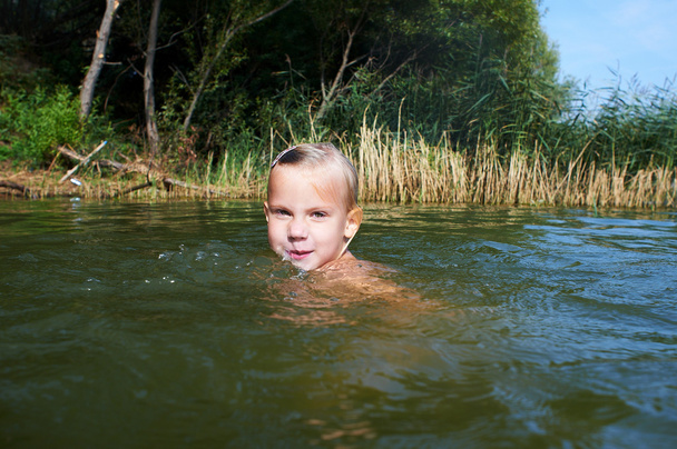 Girl swimming in the lake - Foto, imagen