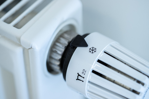 Regolatore di calore su un riscaldatore, immagine da vicino. Costi di riscaldamento
.  - Foto, immagini