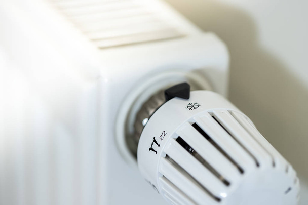 Regolatore di calore su un riscaldatore, immagine da vicino. Costi di riscaldamento
.  - Foto, immagini