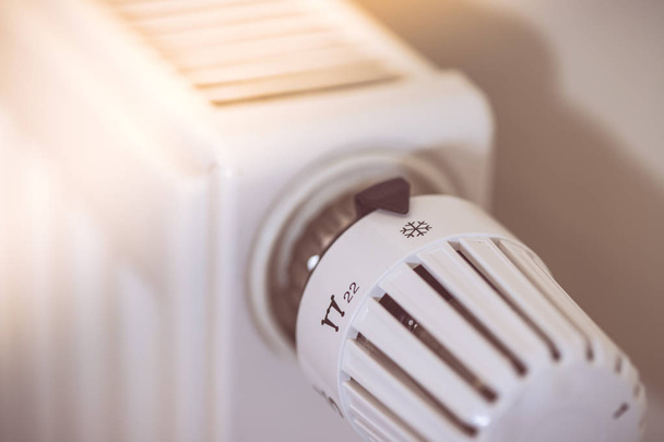 Regulador de calor en un calentador, imagen de cerca. Costes de calefacción
.  - Foto, imagen