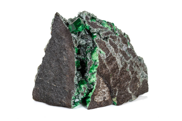 Makro kamień granat mineralny, Uvarovite w skale na białym backgro - Zdjęcie, obraz