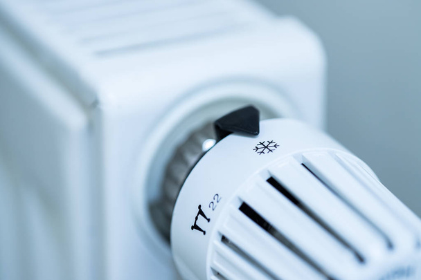 Regulador de calor en un calentador, imagen de cerca. Costes de calefacción
.  - Foto, Imagen