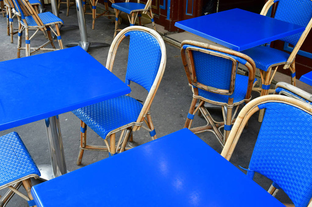 Paříži Francie-duben 2 2017: modré stoly a židle - Fotografie, Obrázek