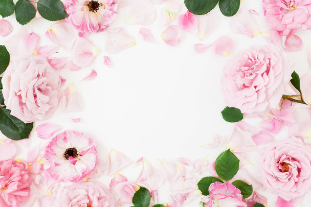 Rahmenkomposition aus rosa Blüten auf weißem Hintergrund. flache Lage, Draufsicht. Textur der Blüten. - Foto, Bild