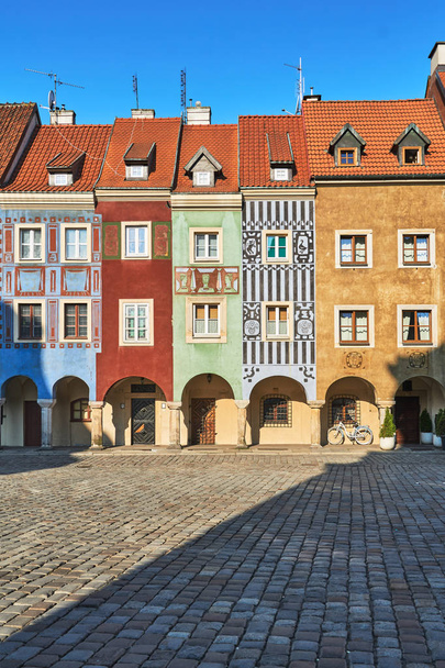 gevels van historische huizen op het oude marktplein in Poznan - Foto, afbeelding