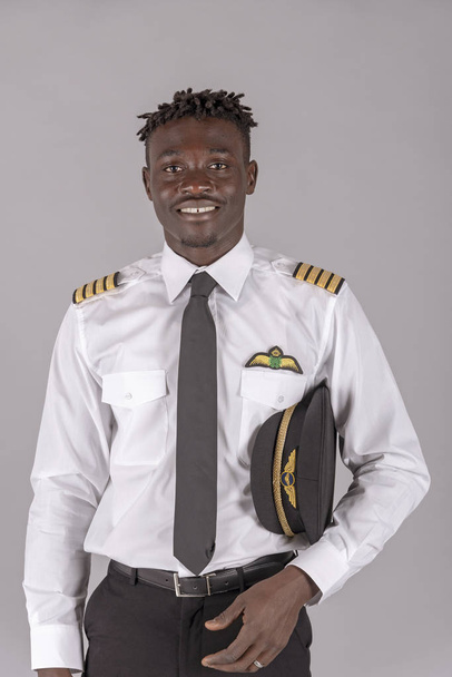   Молодий пілот авіакомпанії з африканською зачіскою
. - Фото, зображення