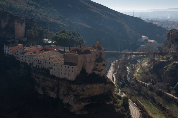 Parador de Cuenca (s. Paavalin luostari Cuencan laitamilla, Espanjassa, XVI vuosisadalla, etuoikeutetulla ja puolustavalla kalliolla
. - Valokuva, kuva