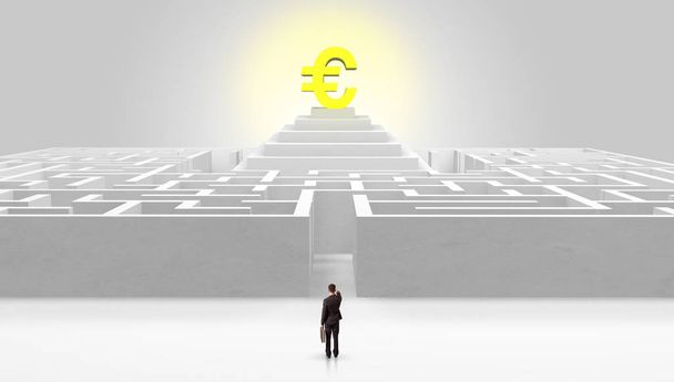 Homem em pé fora de um labirinto com conceito de lucro no meio
 - Foto, Imagem