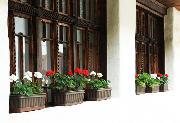decoratieve vintage venster met kleurrijke bloemen - Foto, afbeelding
