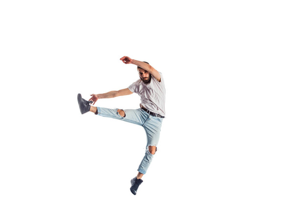 Dançarina incrível está fazendo breakdance em um fundo branco
 - Foto, Imagem