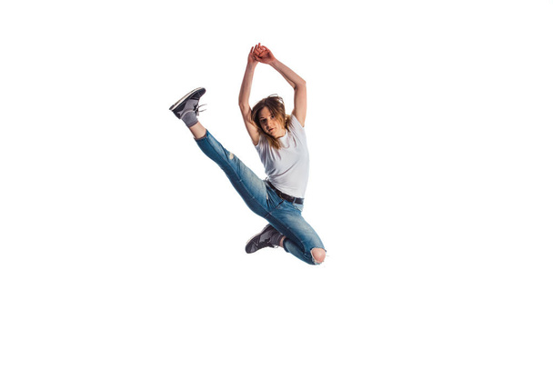 Kız aerobik yaparken izole bir odada zıplıyor. - Fotoğraf, Görsel