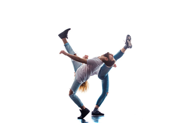 Uma menina e um cara estão pulando no fundo branco
  - Foto, Imagem