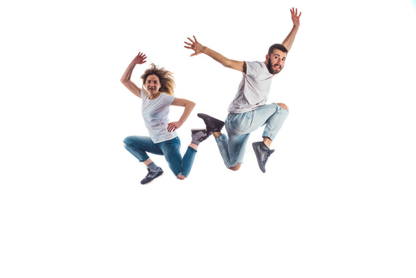Les danseurs aérobiques de paire de danse sautent sur fond blanc - Photo, image
