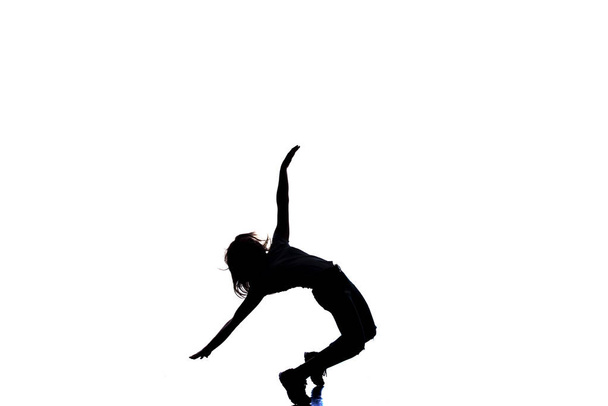 Женщина танцует в студии на белой спине
 - Фото, изображение