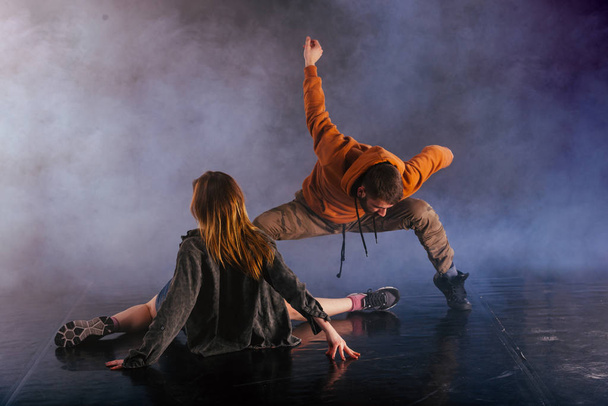 La hermosa bailarina está tirada en el suelo mientras su mal
 - Foto, Imagen
