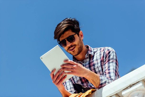 Przystojny facet trzyma Tablet PC - Zdjęcie, obraz