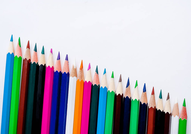 Σωρός από πολύχρωμα μολύβια απομονωμένα σε λευκό φόντο  - Φωτογραφία, εικόνα