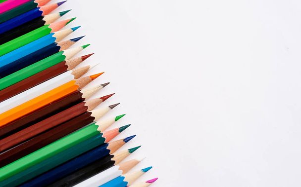 Beyaz arka planda izole renkli kalemler yığını  - Fotoğraf, Görsel