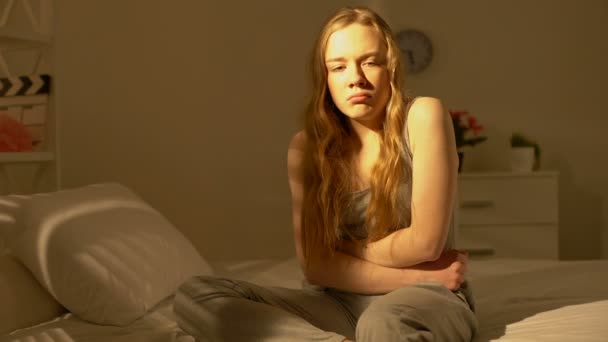 Προσβεβλημένη νεαρή γυναίκα σκέφτεται το πρόβλημα σπίτι, νιώθοντας πληγωμένη και μοναχική, στρες - Πλάνα, βίντεο