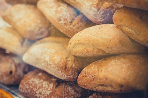 pila de primer plano de pan de baguette fresco para la venta en la panadería   -  - Foto, Imagen