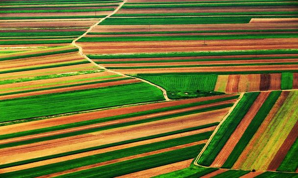 Vue aérienne abstraite d'un paysage agricole de pays
 - Photo, image