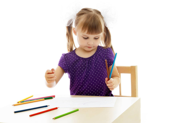 Egy kislány az asztalnál a rajz. - Fotó, kép