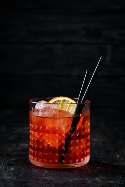 Negroni-Sprits. Alcoholic cocktail in a glass. On a wooden background. Top view. Free copy space. - Foto, immagini