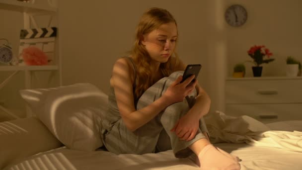 Sad college student crying while reading smartphone message, puberty age breakup - Πλάνα, βίντεο
