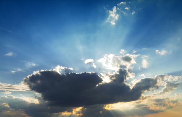 O sol brilha através de uma nuvem
 - Foto, Imagem