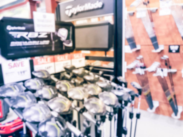verschwommene Hintergrundvielfalt der Golfausrüstung im Sportkaufhaus in den USA - Foto, Bild