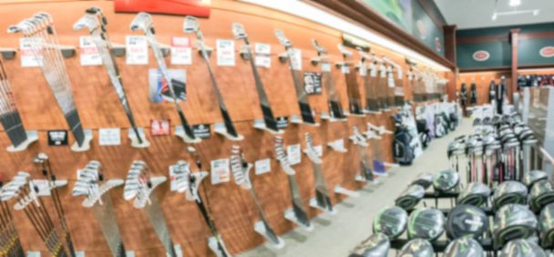 panoramische verschwommene Hintergrundvielfalt der Golfausrüstung im Sportkaufhaus in den USA - Foto, Bild