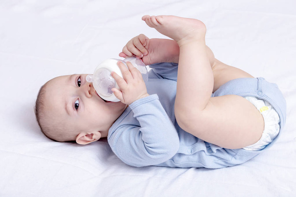 Baby Boy drinkt water uit fles 2 - Foto, afbeelding