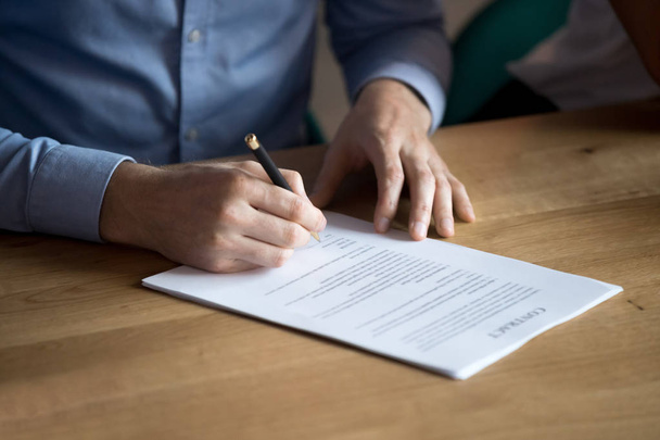 Επιχειρηματικό άτομο πελάτης συμβόλαιο υπογραφή συμβολαίου, κοντινό προβολή - Φωτογραφία, εικόνα