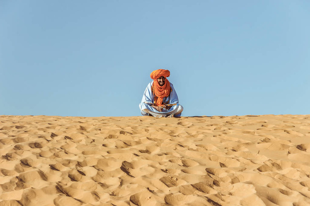 Merzouga, Maroc - 23 / 10 / 2017 : Un homme marocain avec des vêtements traditionnels dans le désert du Sahara
 - Photo, image