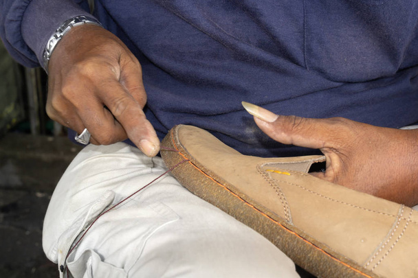 Shoemaker raccommode les chaussures dans un magasin de rue. Gros plan
 - Photo, image